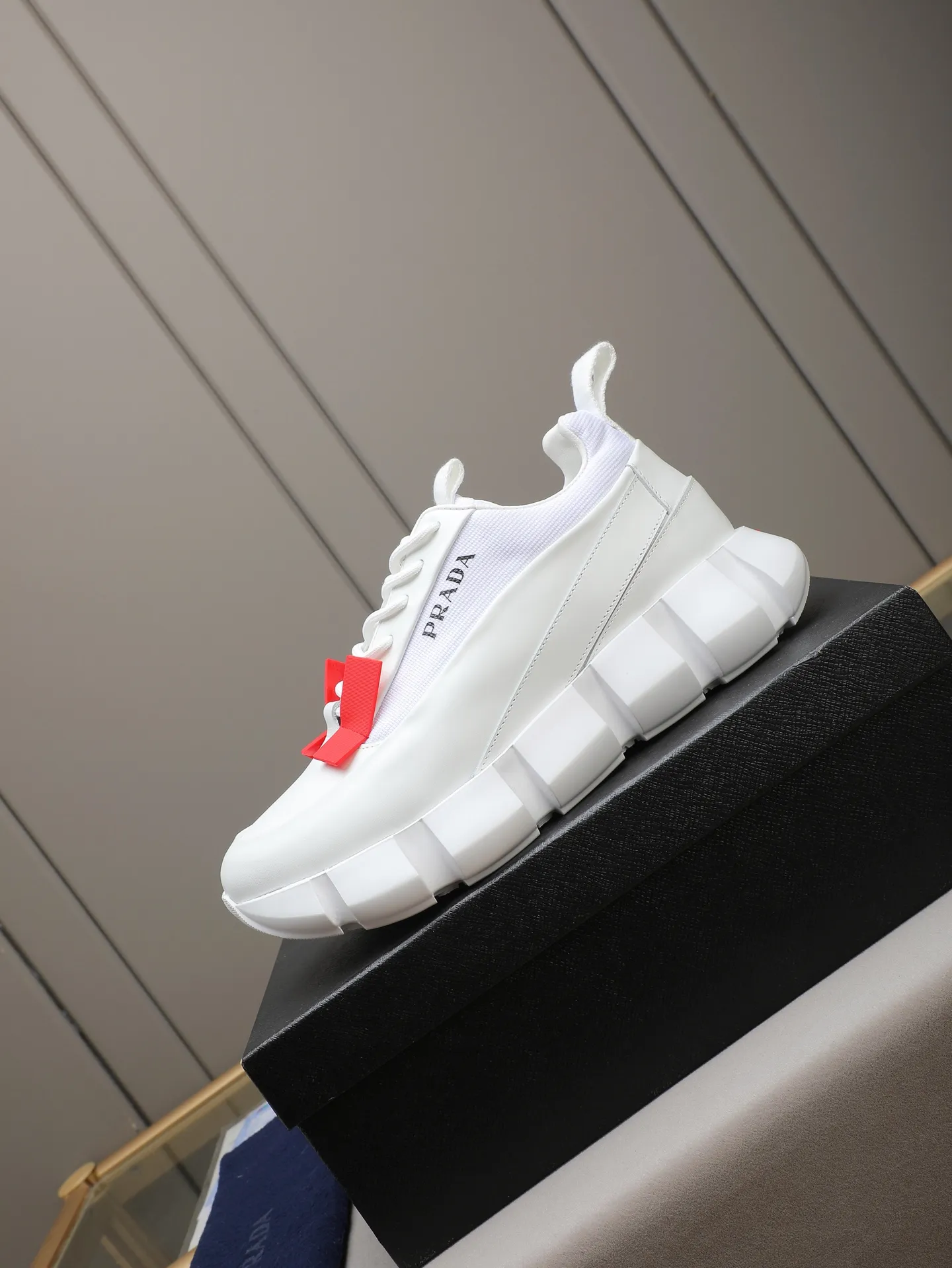 PP500 PRADA/Prada men's lace-up casual sports shoes, the upper is made of imported first-layer calfskin, soft, comfortable and breathable ➕ washed sheepskin lining! The tongue is decorated with the PRADA brand letter logo. The rubber thick sole echoes the red label tongue. The style is fashionable and elegant. The details are carefully crafted. A casual sports shoe with a super western style and excellent breathability!  Size: 38-44 (45 46 customized)